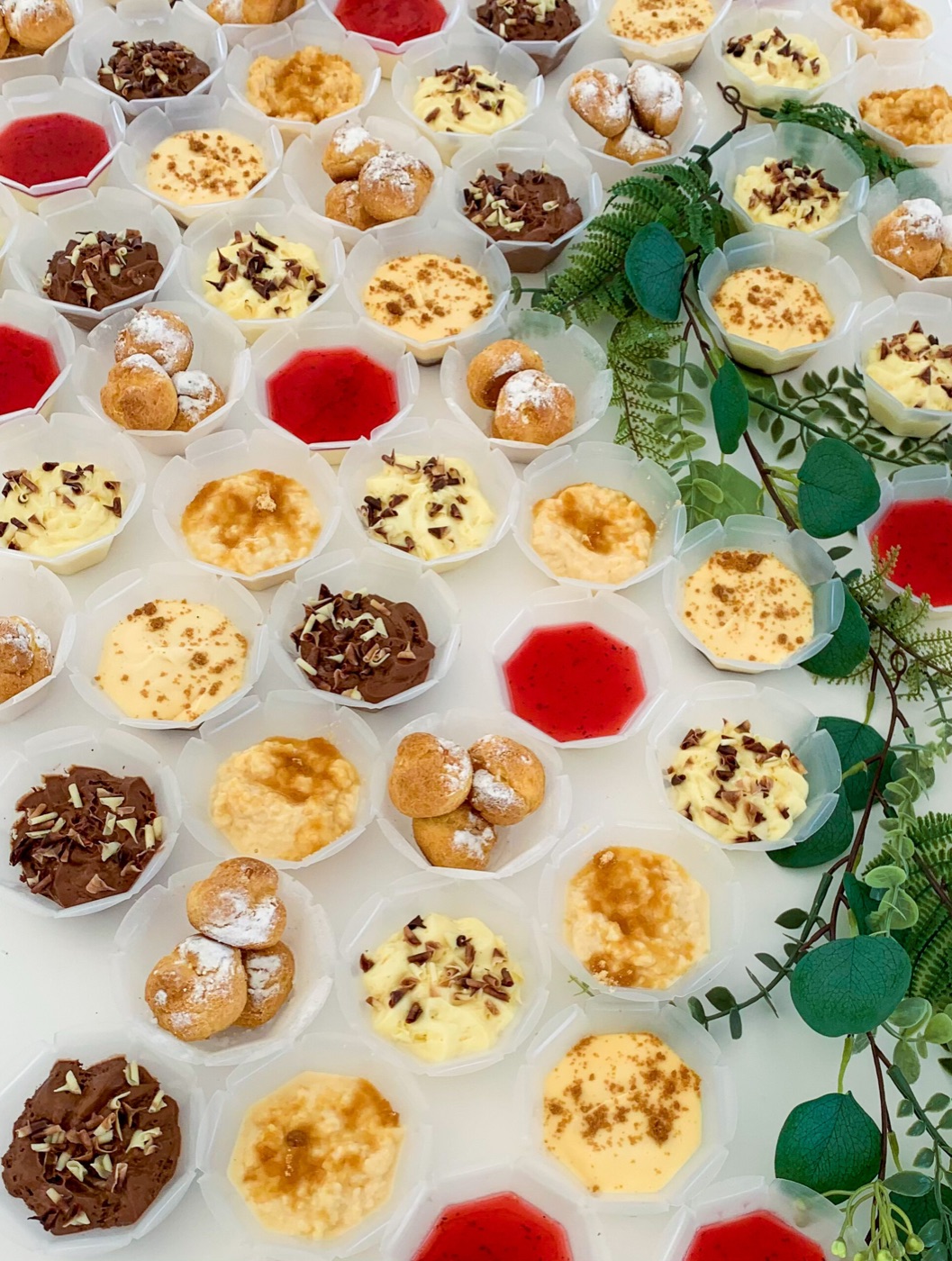 Zoete desserts: chocomousse, tiramisu en donuts