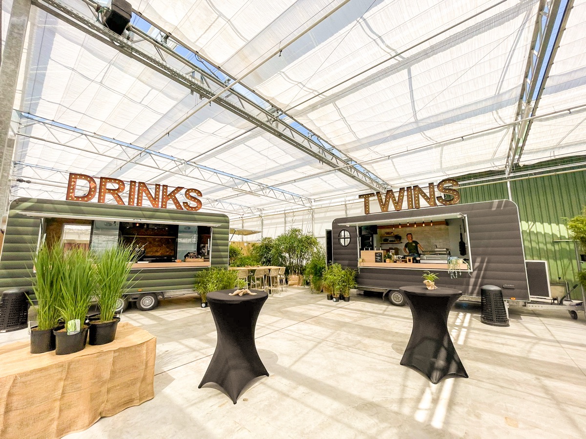 De Twins foodtruck en drinks-truck naast elkaar