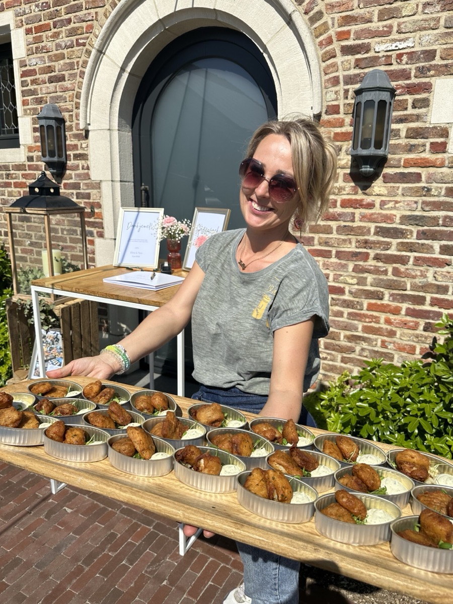 Bediening van hapjes met een lach