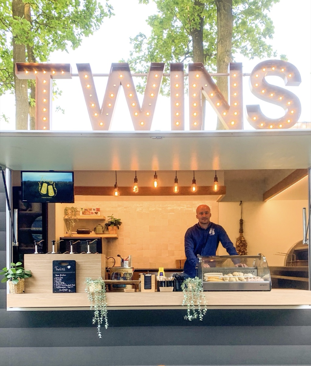 Achter de toog in de Twins foodtruck
