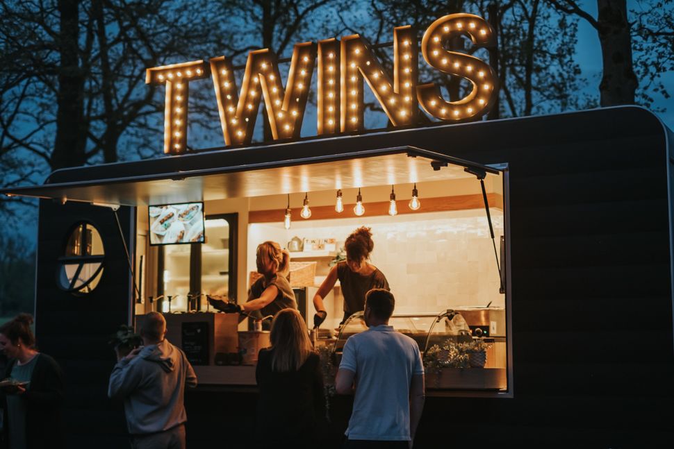 Sfeerbeeld van Twins Food Truck in de avond