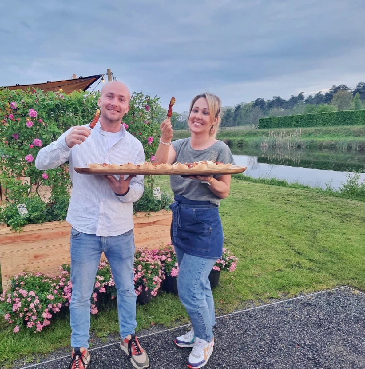 Genieten van hapjes bij Twins Food Truck