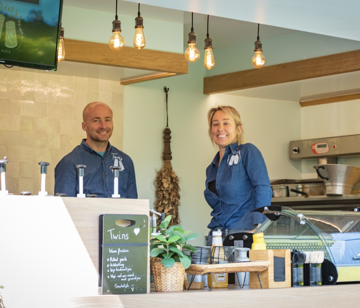 Joery en Kelly van Twins Food Truck achter de toog