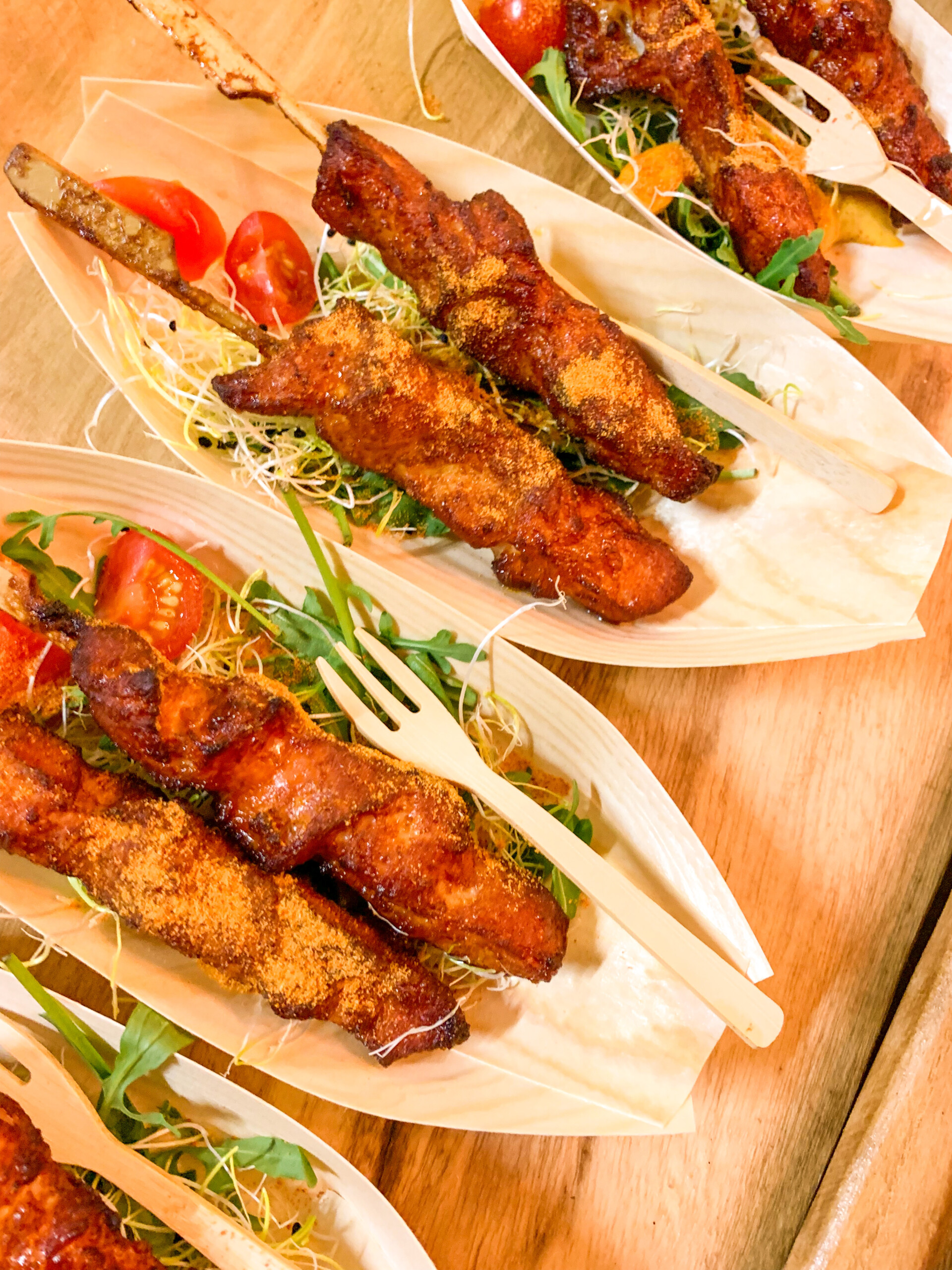 Kipspiesjes op garnituur met curry mango